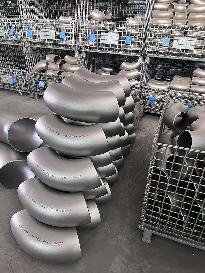昶达不锈钢管件仓储,大量现货不锈钢弯头,不锈钢三通,不锈钢四